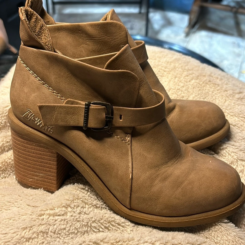 Women’s tan low rise boots